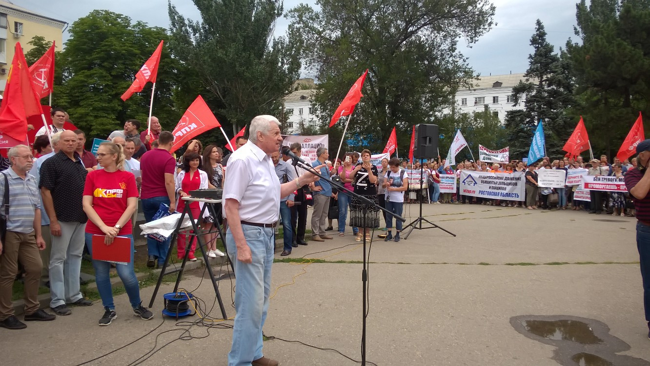 Ростовчане выступают у открытого микрофона Ростовчане выступают у открытого микрофона