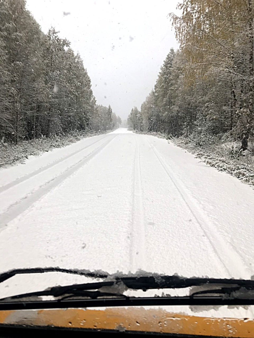 На дороге уже работаю грейдеры — убирают снег 