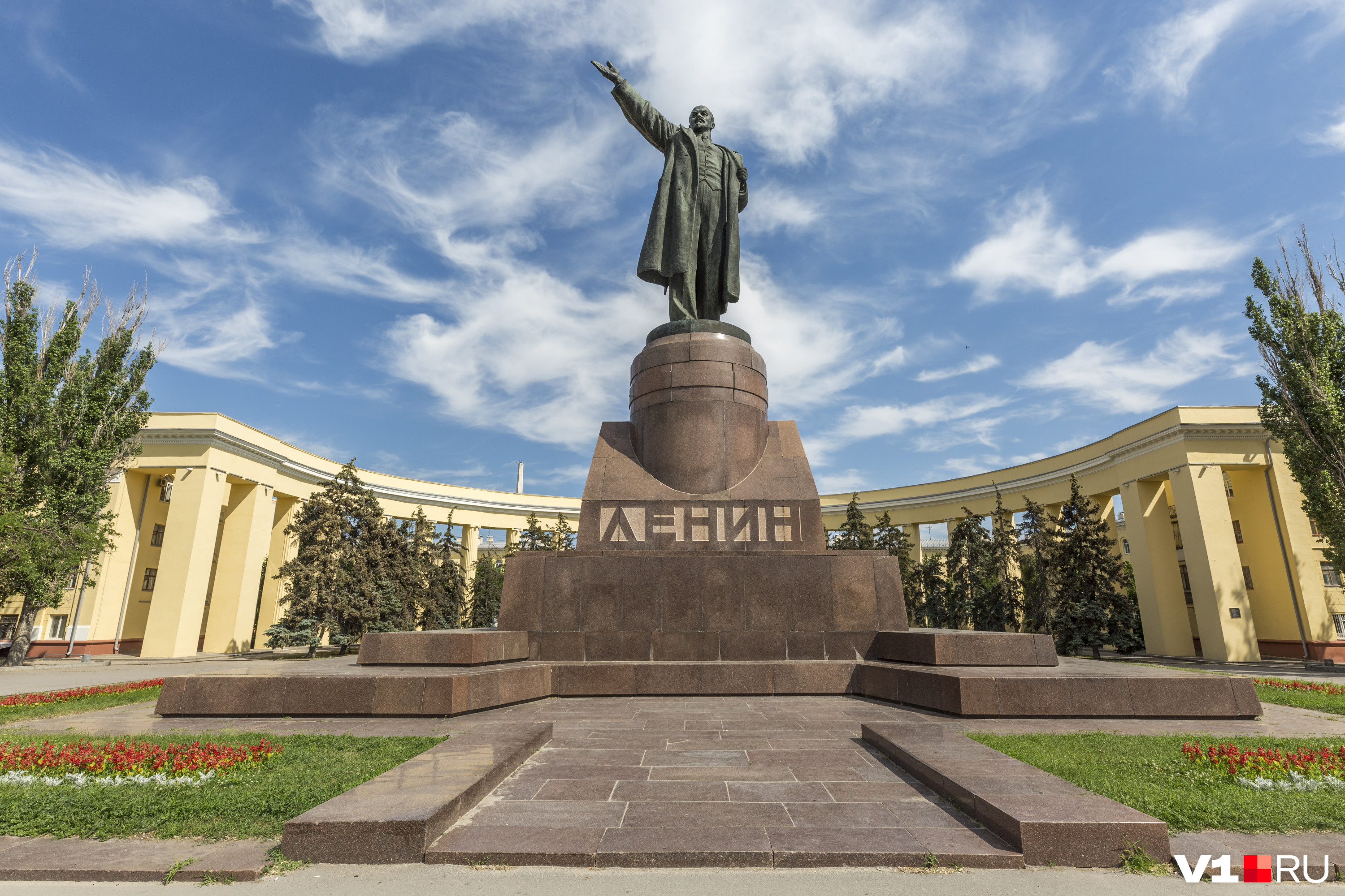 На фотографии изображен памятник