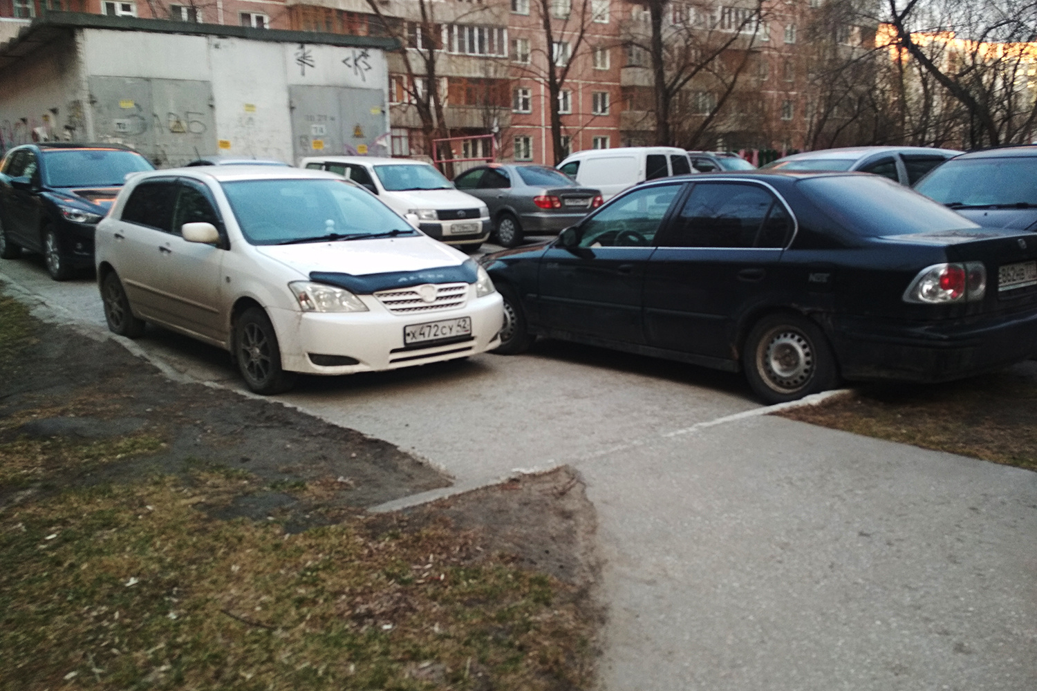 Один чудак в порше. Один чудак в порше. Паркуюсь до хруста бампера. Один чудак в порше. Картинка чудак на порше.