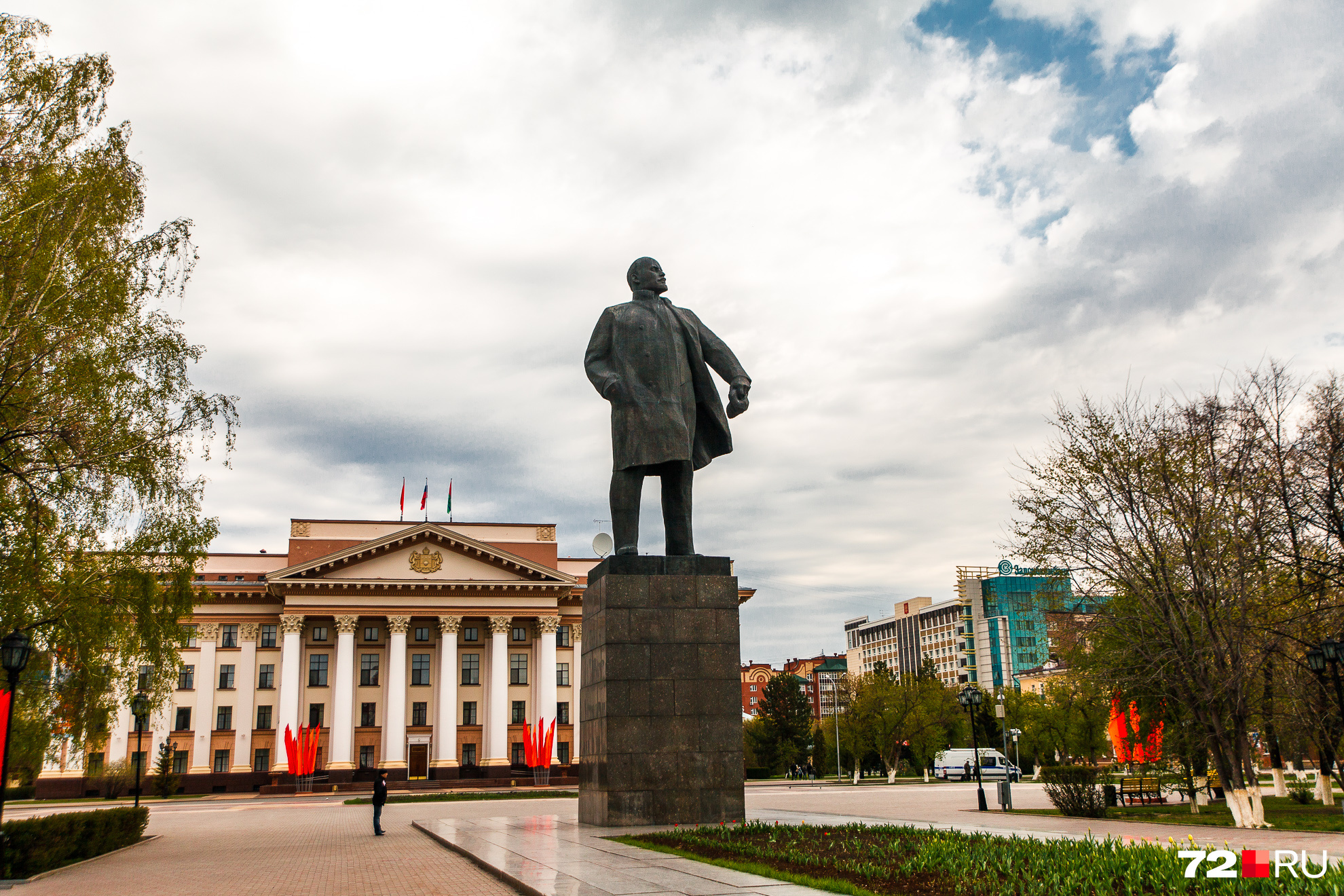 Памятник Ленину в Тюмени. Статуя Ленина в Тюмени. Площадь Ленина Тюмень. Бронзовый памятник Ленину в Тюмени.