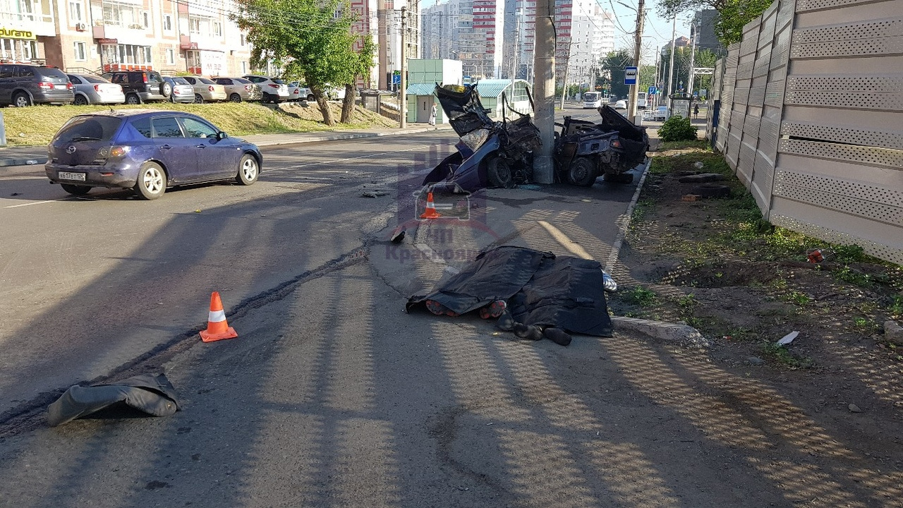 В аварии погибли водитель и пассажир переднего сиденья В аварии погибли водитель и пассажир переднего сиденья