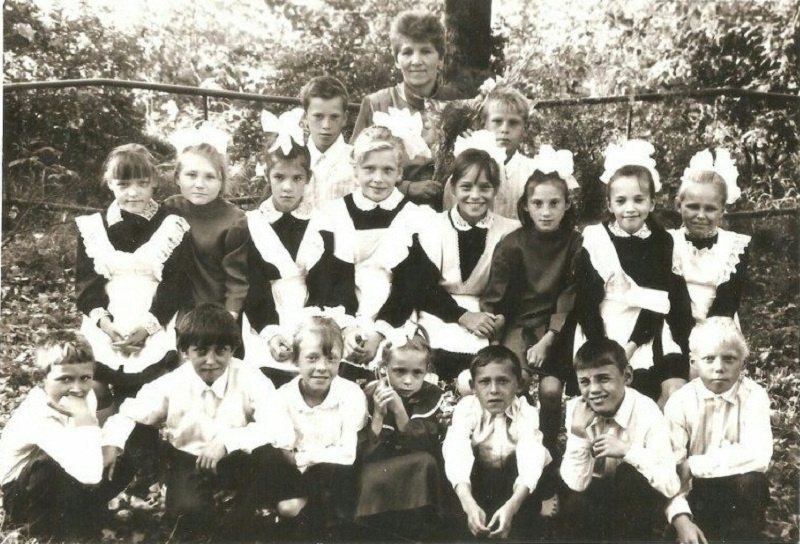 Анна (второй ряд, вторая справа) вместе с классом и учительницей