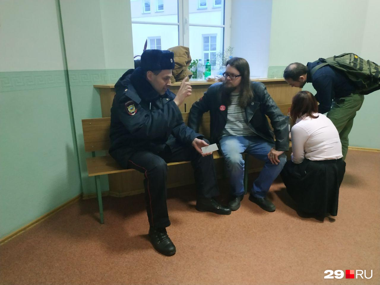 Огорелков рассказывает Богучарскому, как должен выглядеть журналист на митингах