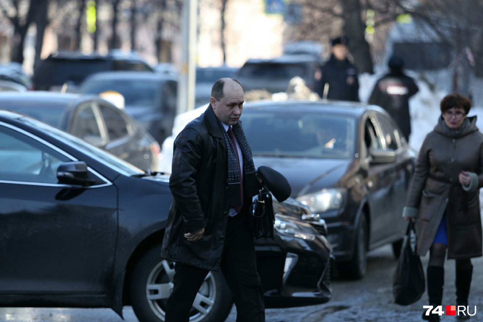 Чиновников пригласили к 14:00, но многие приехали пораньше Чиновников пригласили к 14:00, но многие приехали пораньше