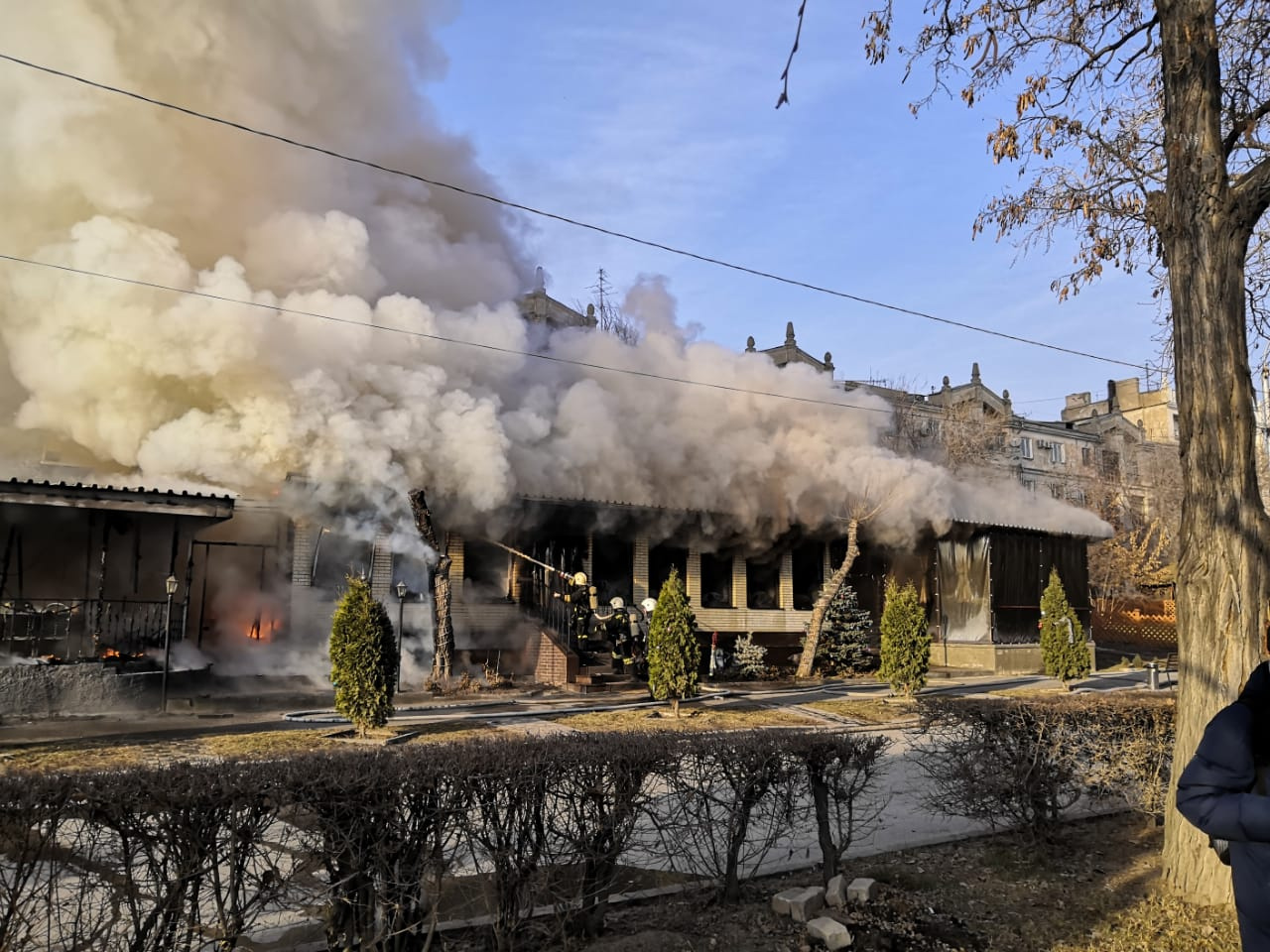 Пожарные борются с огнём Пожарные борются с огнём