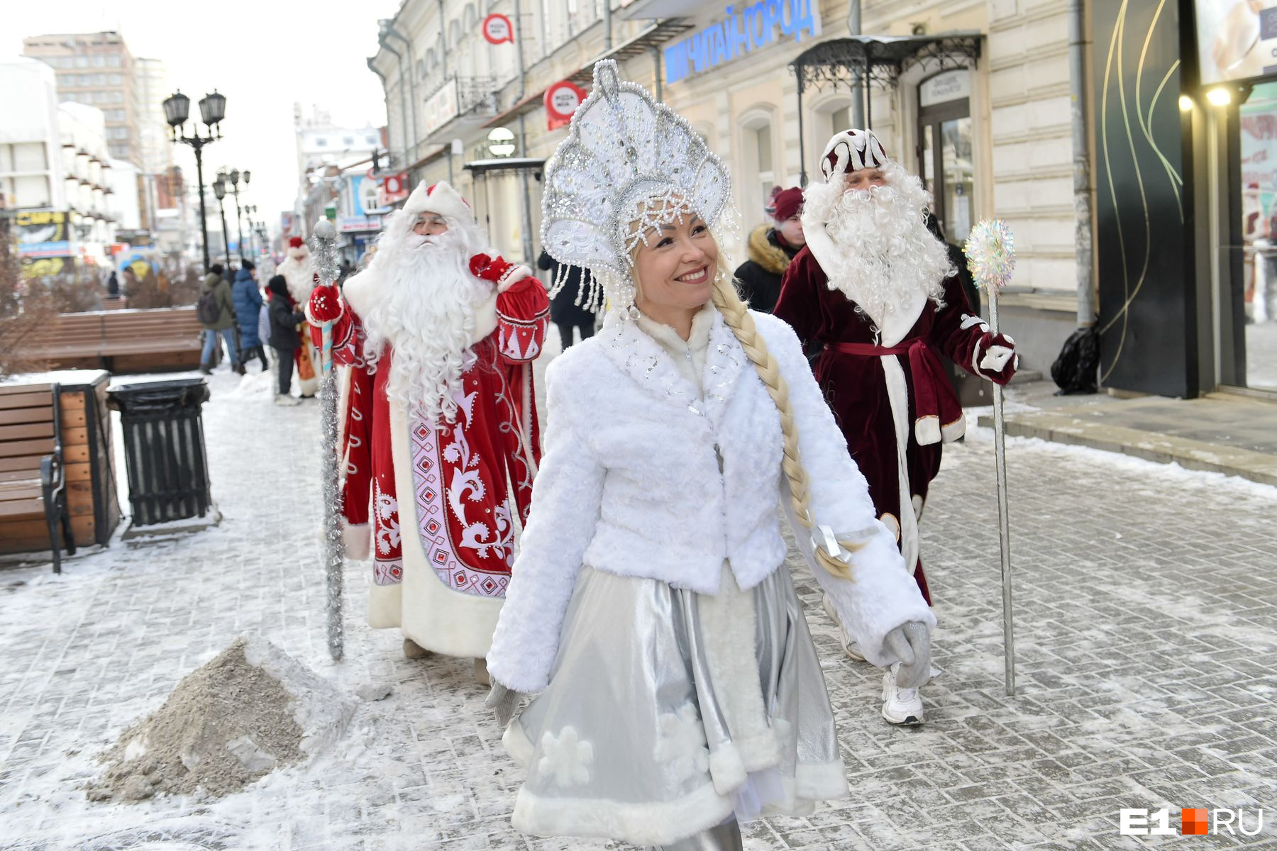 карнавал дед мороз екатеринбург. встреча деда мороза в екатеринбурге. праздник дедов морозов. символ деда мороза и снегурочки. карнавал дед мороз екатеринбург.