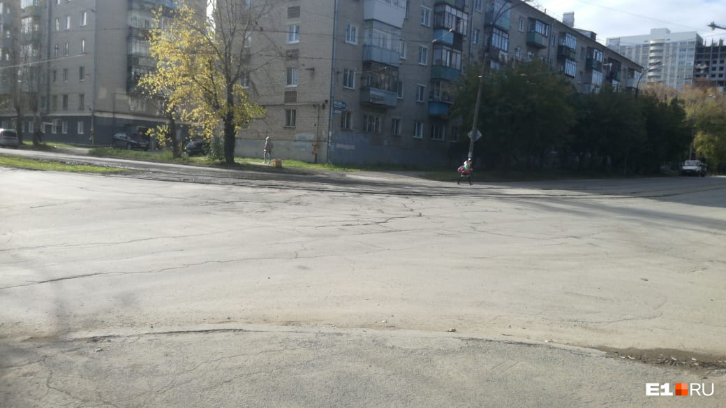 Тот самый перекресток без зебры. Лужа высохла, но это, говорит Ирина, до первого дождя Тот самый перекресток без зебры. Лужа высохла, но это, говорит Ирина, до первого дождя