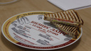 В новосибирском ресторане появились тарелки с рекламой