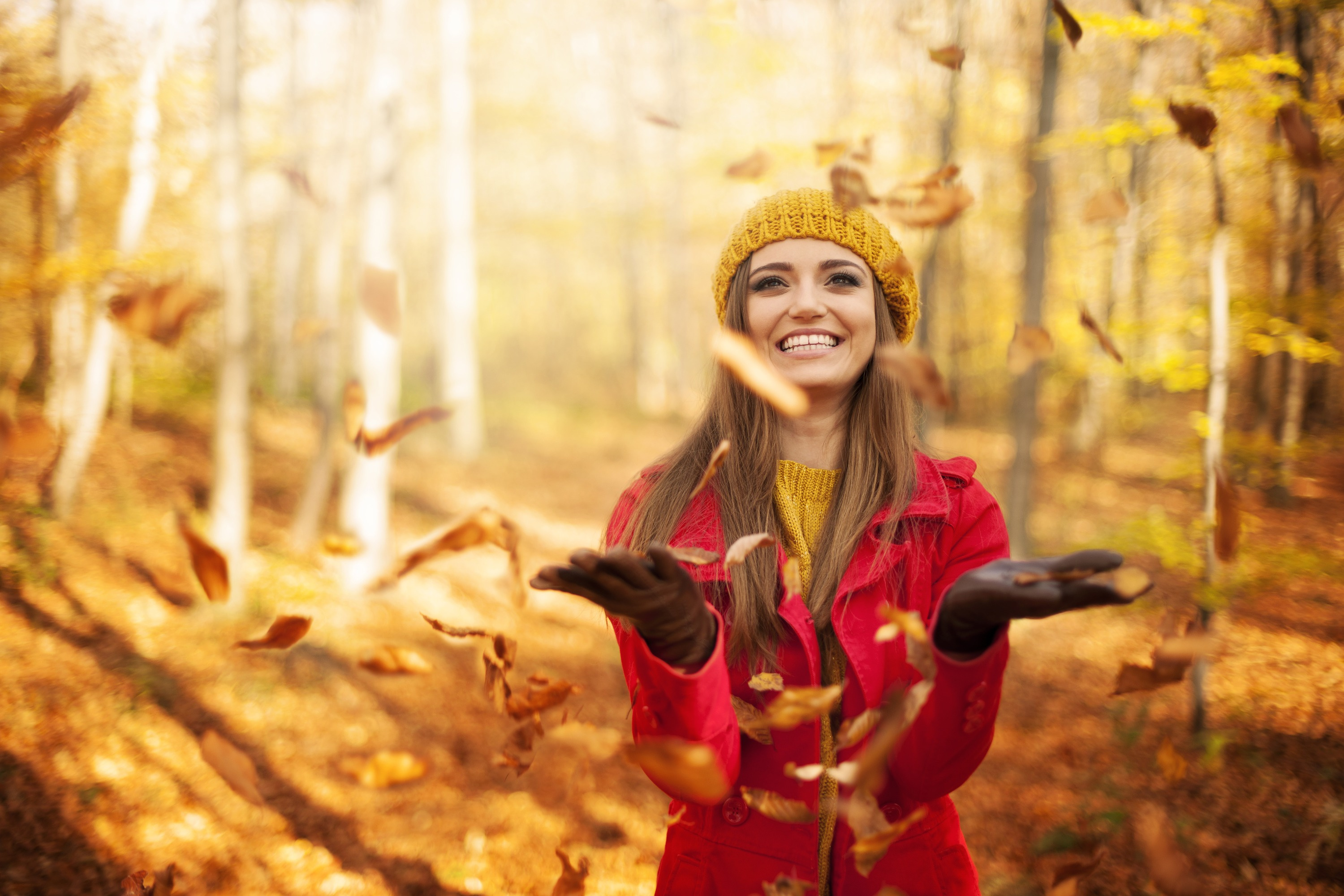 Жизнь людей осень. Радость осенью. Осенняя девушка. Осень люди. Женщина осенью.