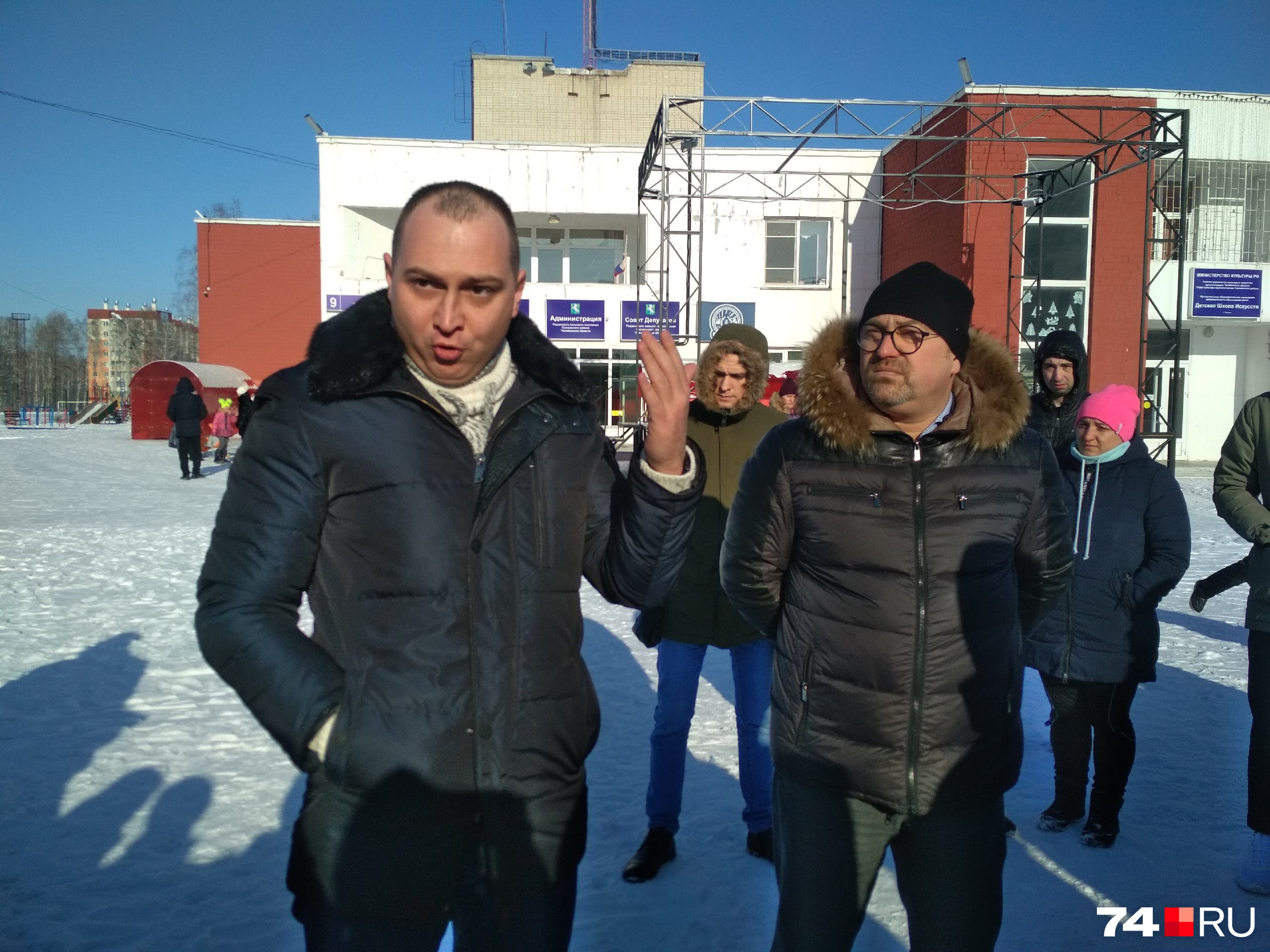 Антон Громыко (на фото слева) уже охрип от споров