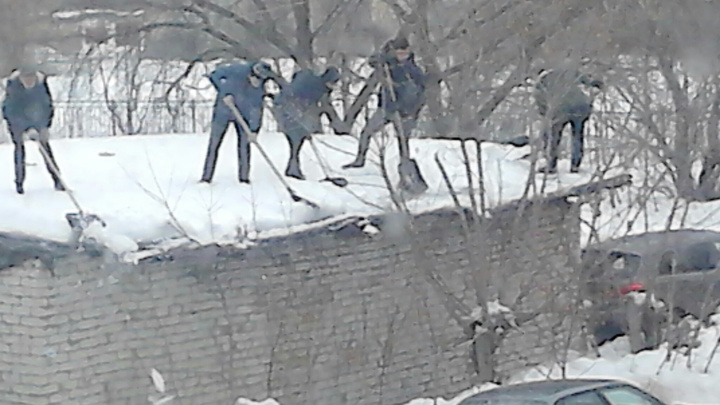 «Мужиками вырастут». Нижегородцы спорят, нормально ли заставлять школьников чистить снег на крыше