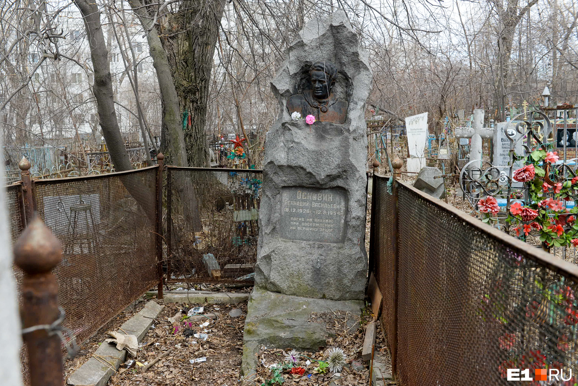 Геннадий Основин — альпинист, погибший на Кавказе при восхождении на вершину Эрцог. Бюст — пример художественного каслинского литья<br>