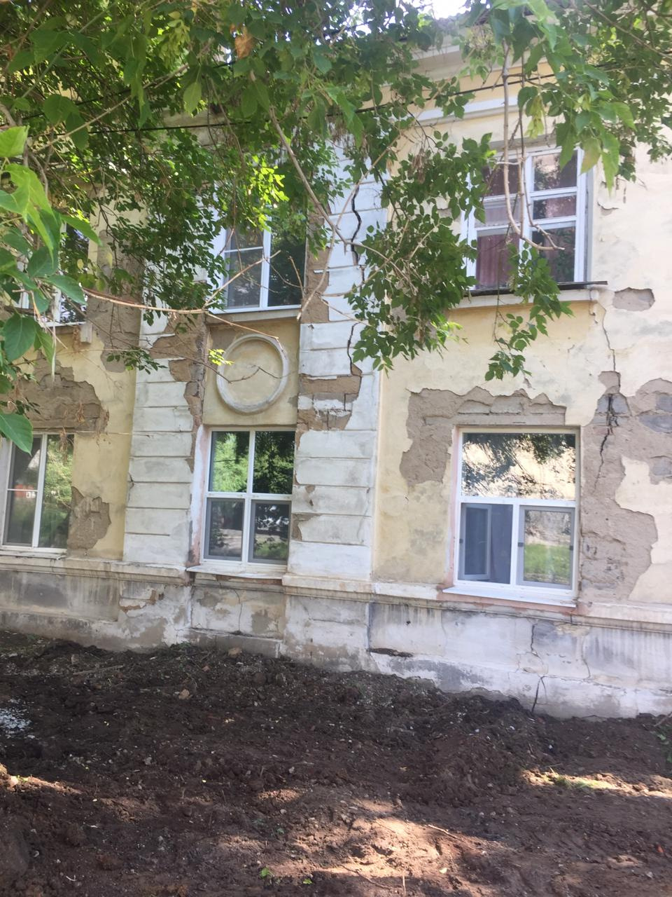 Ширина раскрытия трещин на фасаде составляла от двух до семи сантиметров Ширина раскрытия трещин на фасаде составляла от двух до семи сантиметров