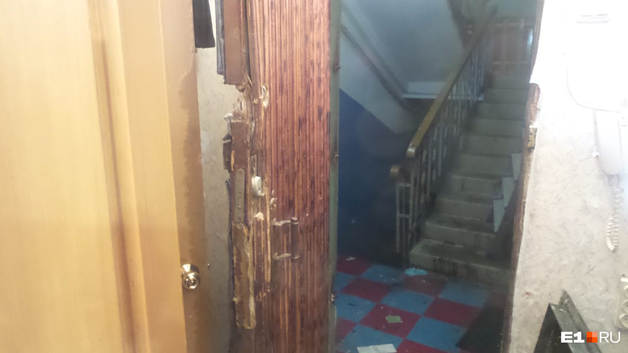 Дверь в квартиру пришлось вскрывать Дверь в квартиру пришлось вскрывать
