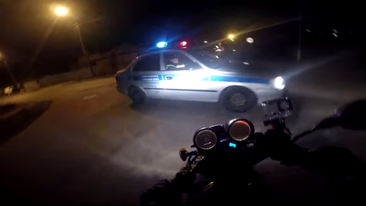 На Южном Урале бесправник на мотоцикле протаранил машину ДПС
