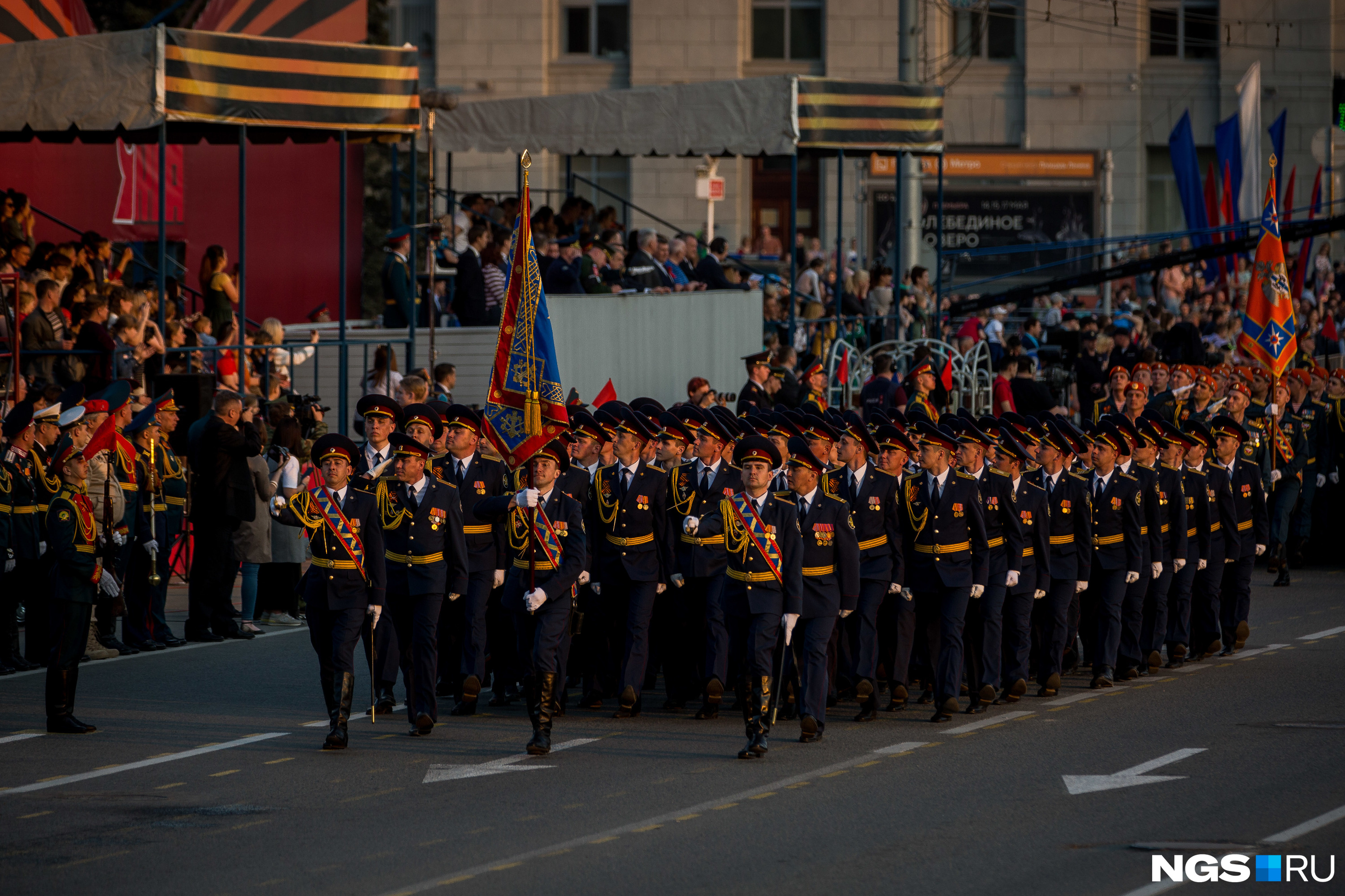 Колонны военных в форме прошли мимо трибуны у памятника Ленину