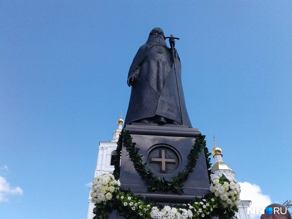 Памятник Патриарху Сергию стоит на площади имени