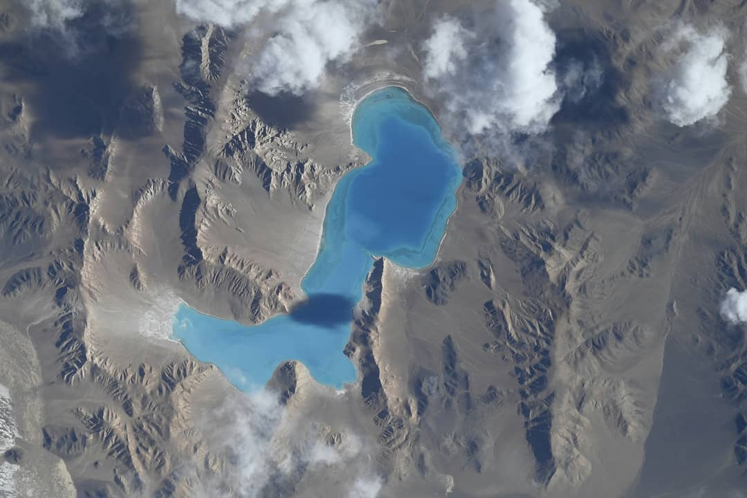 «Голубые глаза планеты» — невероятной красоты озеро в США с водой ярко-голубого оттенка