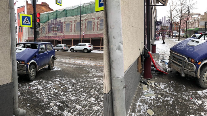 В центре Красноярска «Нива» врезалась в дом с кафе. В аварии пострадали пять человек