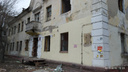 «Кирпичи на тротуаре»: рабочие начали сносить дом на Плановой, не огородив территорию