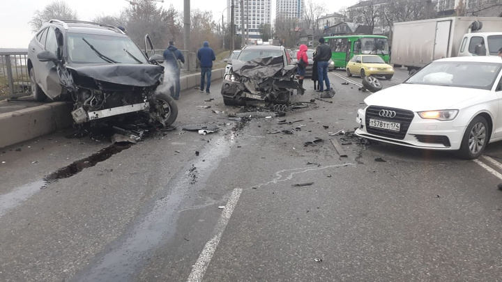 На Щербакова столкнулись BMW, Audi и Lexus, из-за этого вся улица встала в пробку