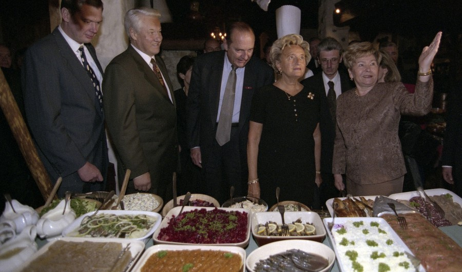 Государственный визит в РФ президента Французской Республики Жака Ширака с супругой Бернадент Ширак. Во время обеда в ресторане «Царская охота»