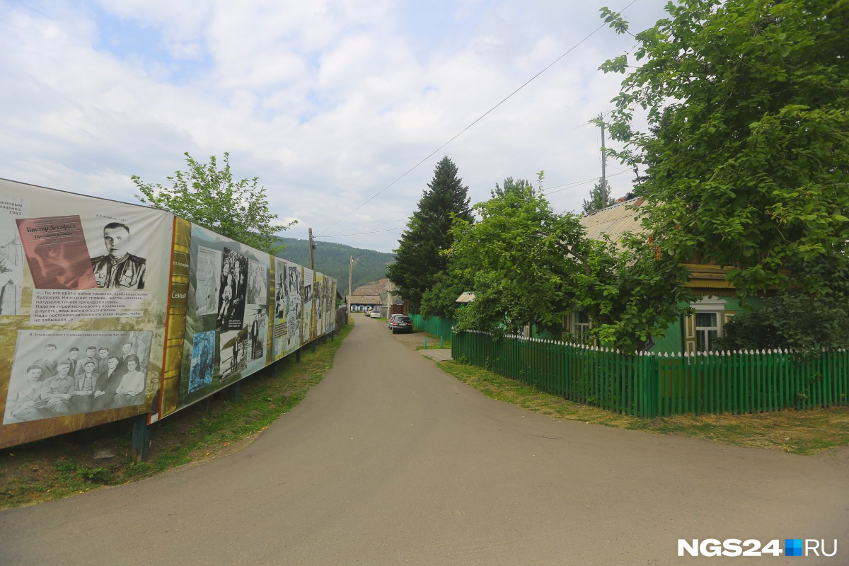 Баннер возле дома Астафьева прикрывает еще одну усадьбу, которую планируют пристроить к музею 