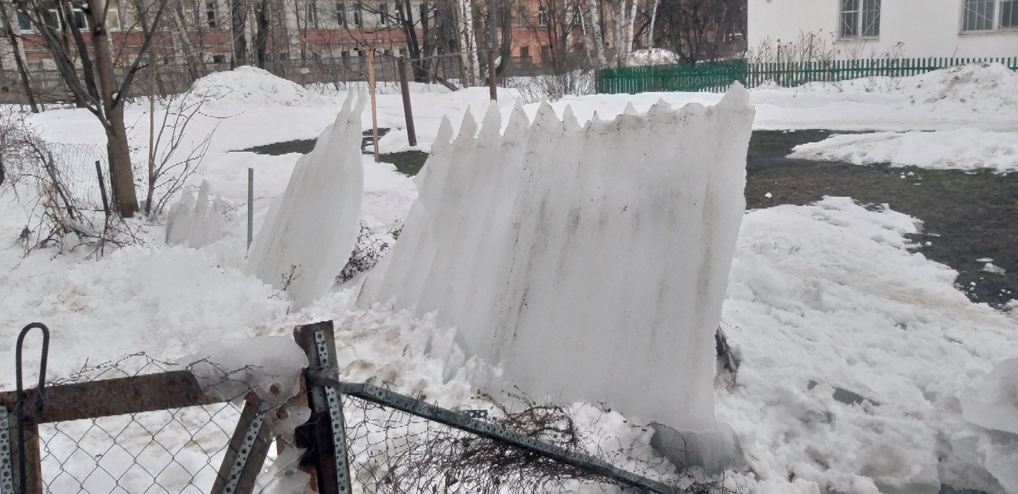 Снег с крыши падает на забор что делать