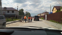 Жители двух улиц 2 года просили мэрию починить дорогу. Не дождались — и отремонтировали её сами