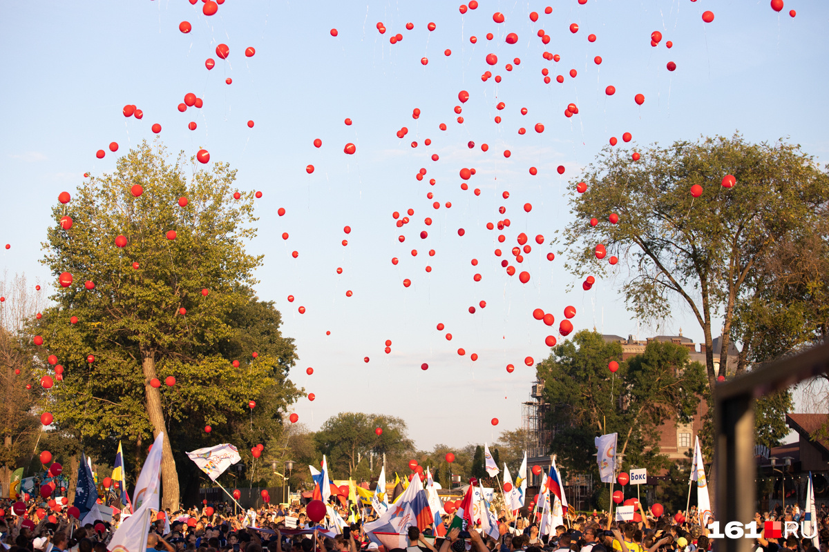 В конце шествия они одновременно выпустили в небо сотни воздушных шаров