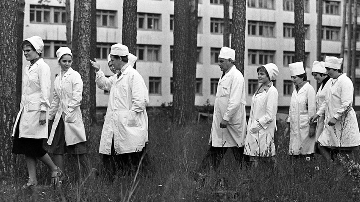 История в белых халатах. В Екатеринбурге покажут редкие снимки со стройки Медгородка