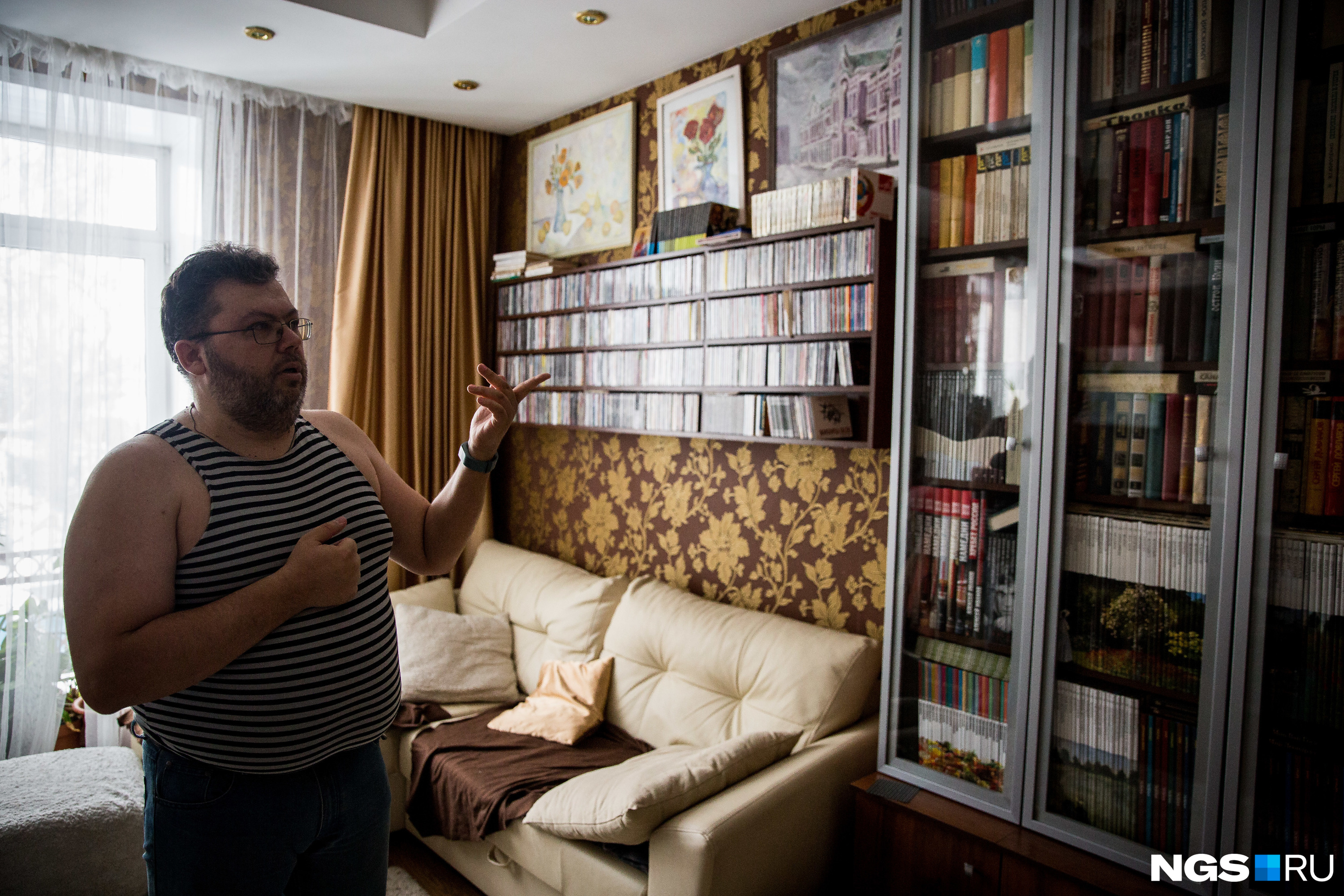 В гостиной книг не предполагалось вообще, но сейчас они уже не вмещаются в стеллаж и здесь В гостиной книг не предполагалось вообще, но сейчас они уже не вмещаются в стеллаж и здесь