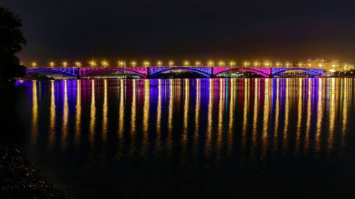 Названа дата полного включения 7 режимов подсветки Коммунального моста