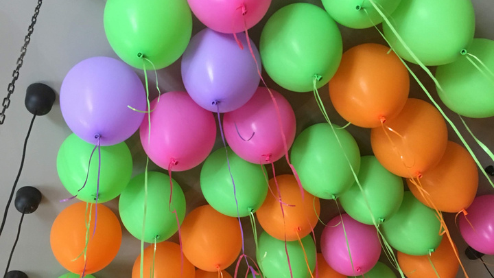 Школьников призвали праздновать выпускные без запуска воздушных шаров