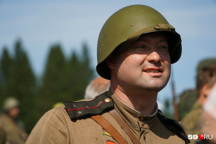 Боец Советской армии во время реконструкции боя. Его в прошлом году также посвятили майским событиям Боец Советской армии во время реконструкции боя. Его в прошлом году также посвятили майским событиям