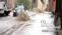 Ростовская улица превратилась в реку с фонтанами после дождя