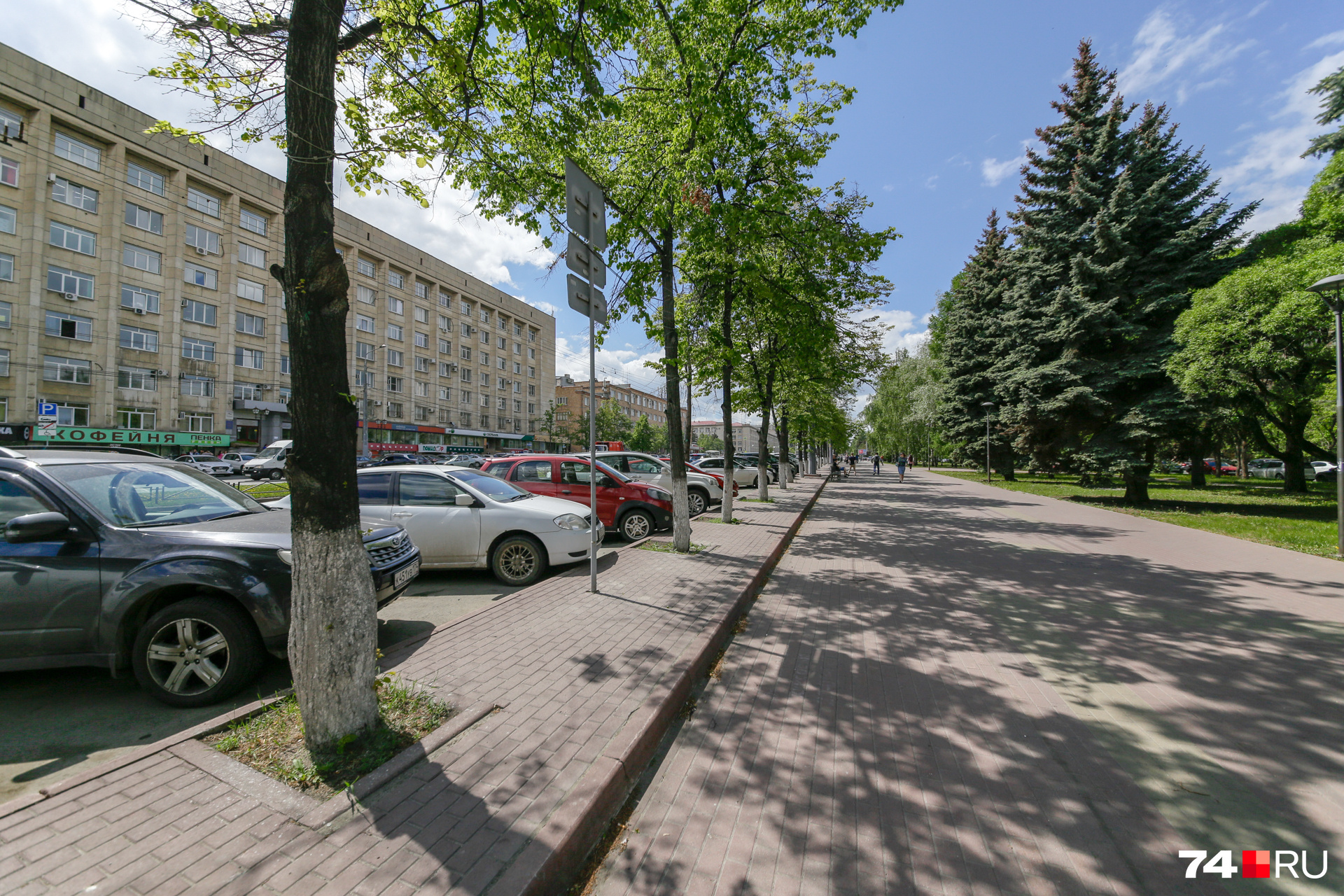 Фотограф 74.ru долго искал в центре уголок без заборов. Нашёл. Так лучше? Фотограф 74.ru долго искал в центре уголок без заборов. Нашёл. Так лучше?