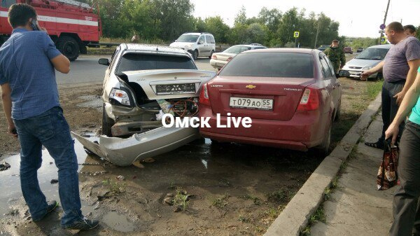 В салонах автомобилей на парковке людей не было В салонах автомобилей на парковке людей не было