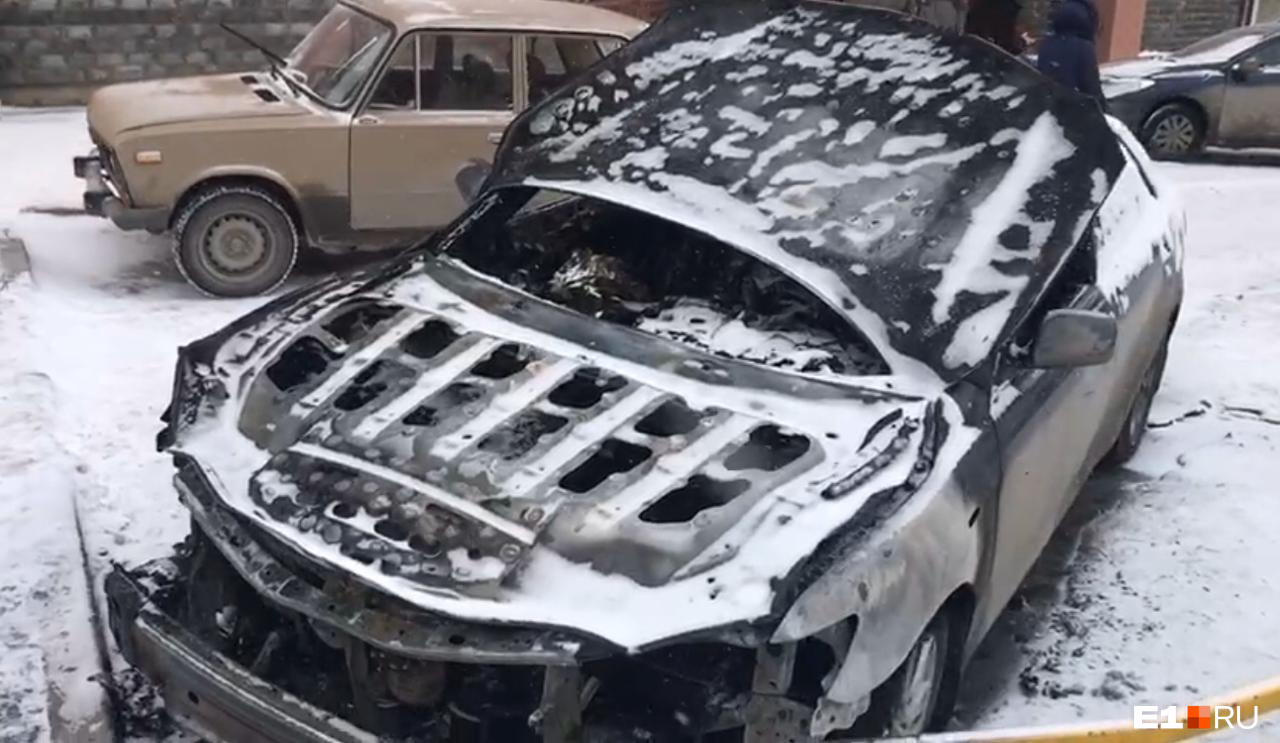 Автомобиль после пожара. На Репина подожгли 2109 в Екатеринбурге е1.