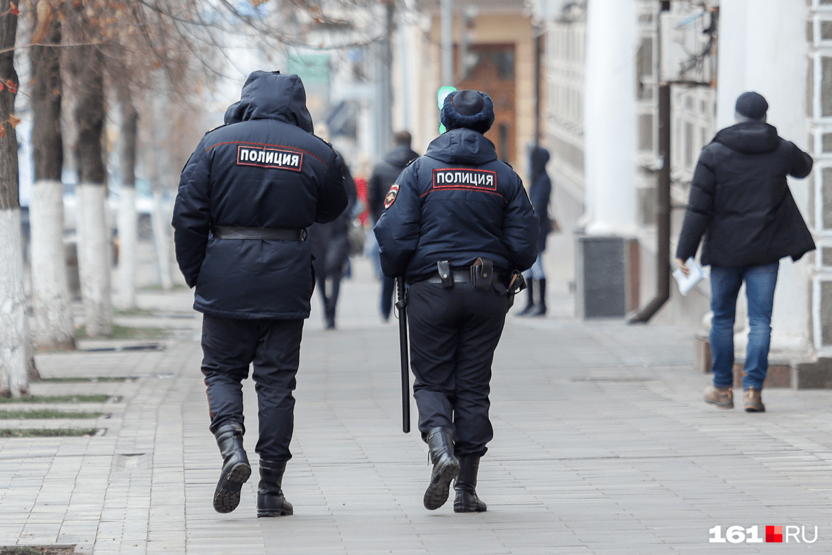 Что делает полиция. Полиция ищет преступника. Полиция ищет ребенка. Банда полицейских в Ростове. Полицейский ищет детей.