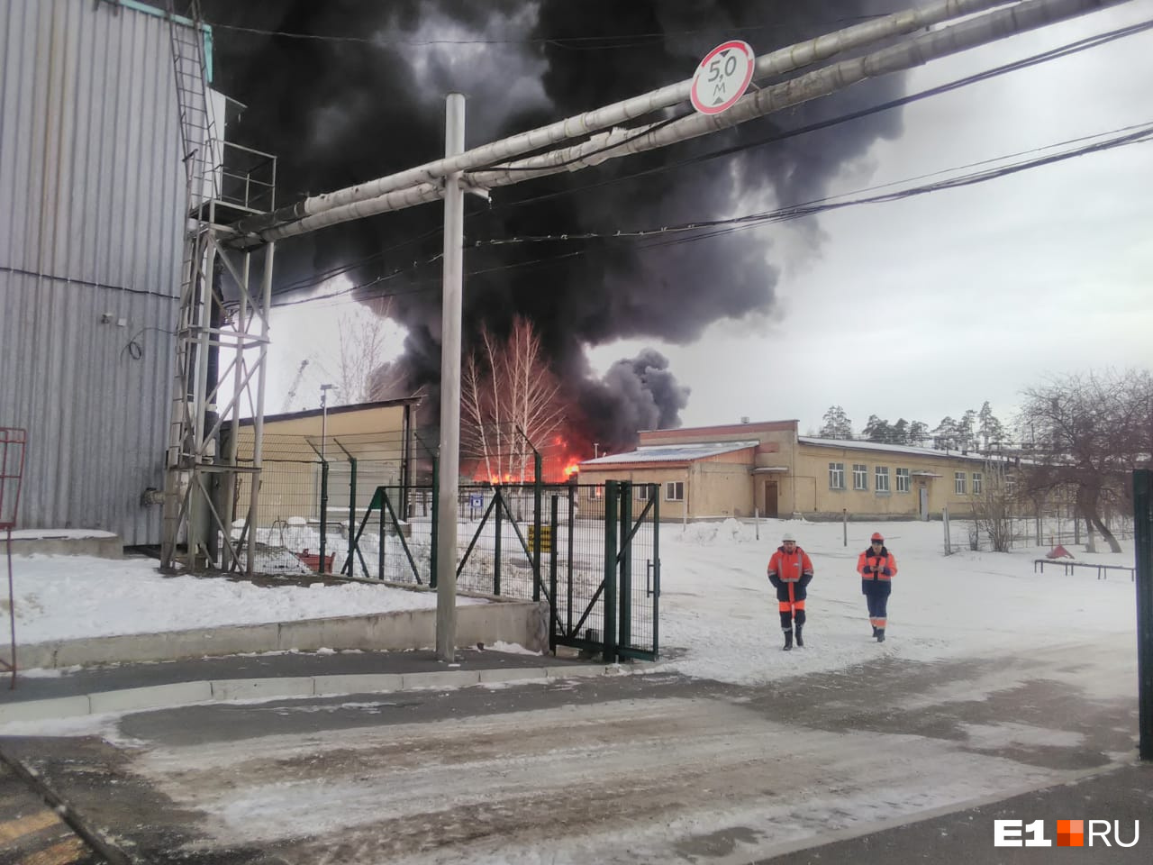 Новости на е1 екатеринбург сегодня. Пожар на складе в Екатеринбурге на Эльмаше. Пожар на Эльмаше сейчас Екатеринбург. Пожар на лакокрасочном заводе. Эльмаш Екатеринбург пожар.