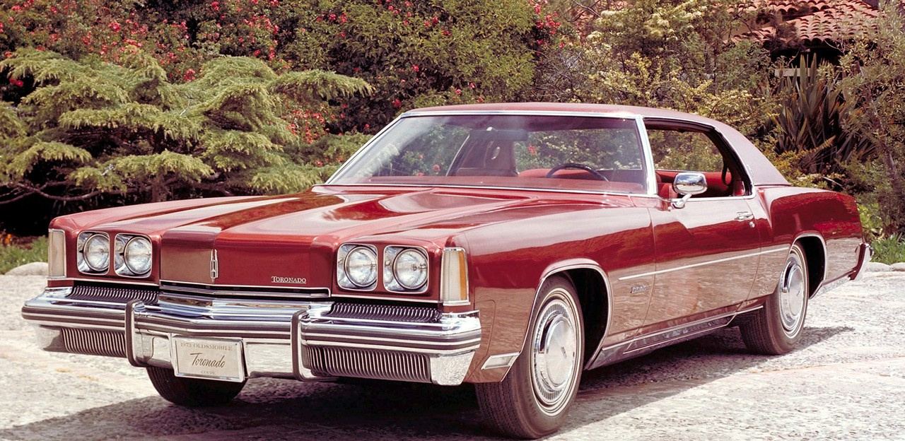 Oldsmobile Tornado — первый автомобиль с подушками безопасности (для водителя и пассажира), который вышел в свободную продажу Oldsmobile Tornado — первый автомобиль с подушками безопасности (для водителя и пассажира), который вышел в свободную продажу