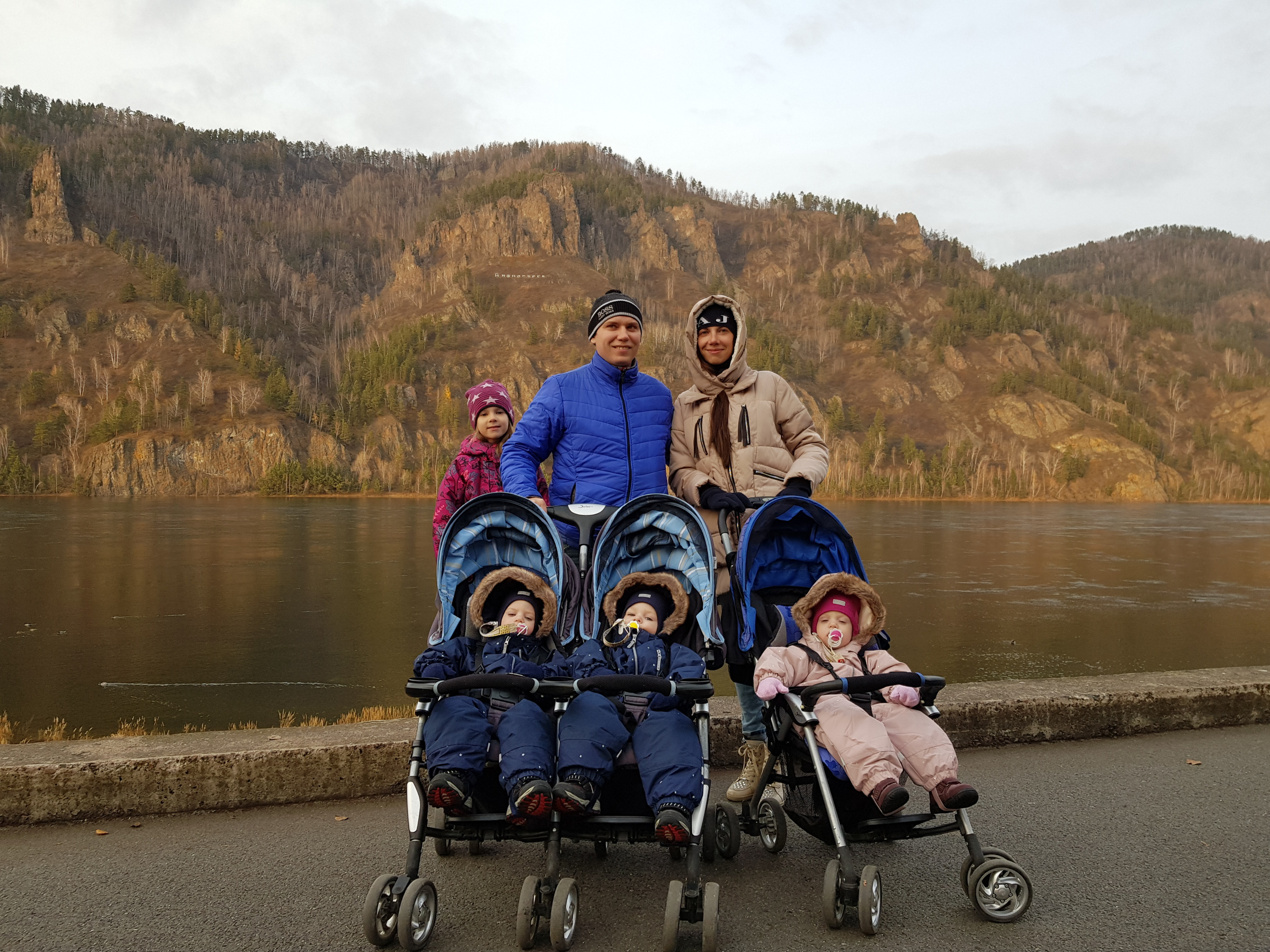 Вся семья на прогулке в Дивногорске