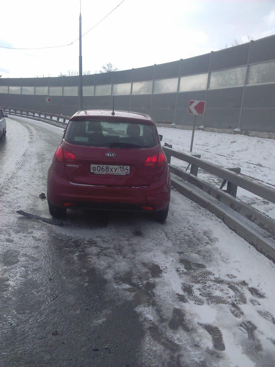 На Бугринском мосту водитель «Тойоты» врезался в KIA и скрылся с места ДТП