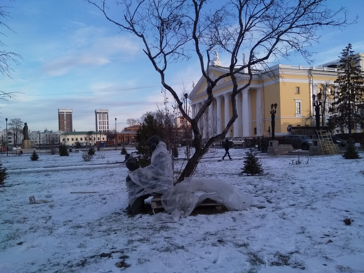 Из-за затянувшегося ремонта площади Ярославского скульптура «Мама с ребёнком» ожидает Нового года на обочине Кировки Из-за затянувшегося ремонта площади Ярославского скульптура «Мама с ребёнком» ожидает Нового года на обочине Кировки