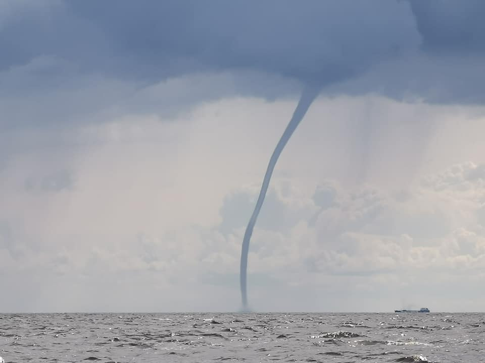 Фото смерча на воде