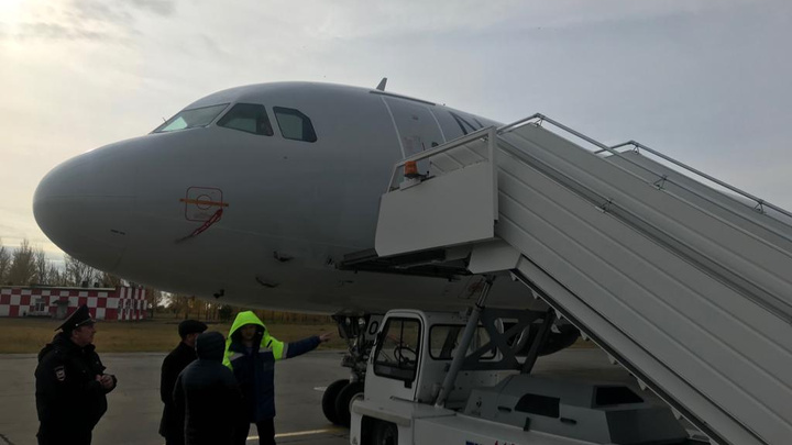 Самолёт из Челябинска в Москву задержали на восемь часов из-за врезавшегося в борт трапа