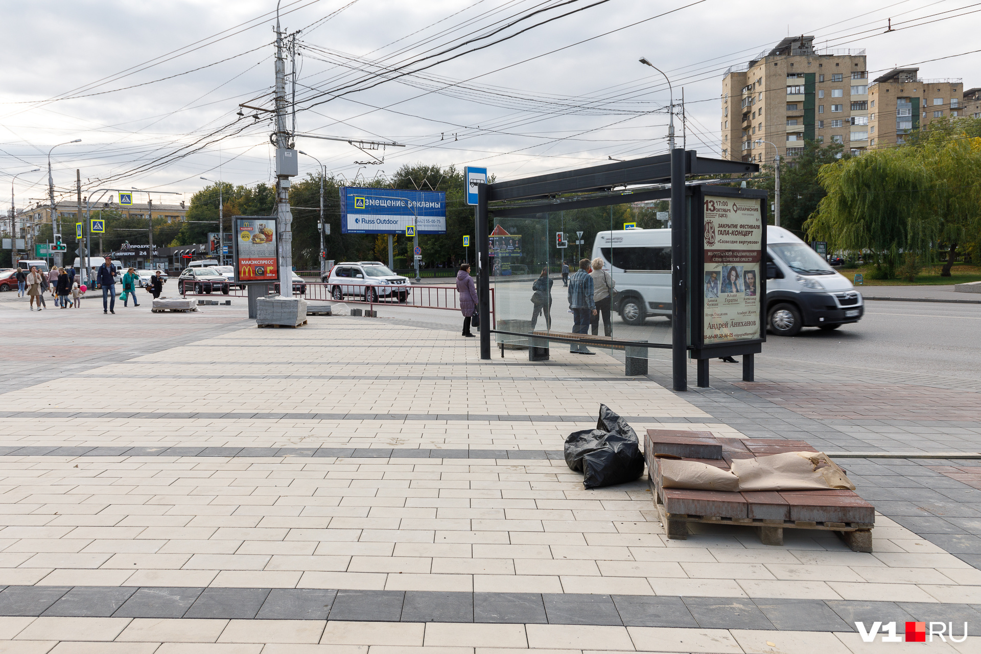 Площадь рядом с остановкой «Площадь Чекистов» уже укрыли брусчаткой