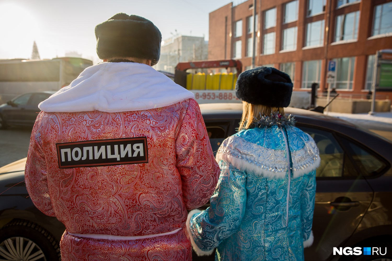 Место работы Деда Мороза можно было вычислить не только по шапке, но и по нашивке на спине Место работы Деда Мороза можно было вычислить не только по шапке, но и по нашивке на спине